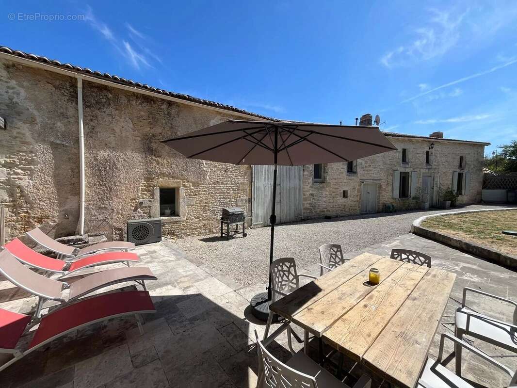 Charmante maison en pierre avec trois chambres et deux salles de bains - photo 4