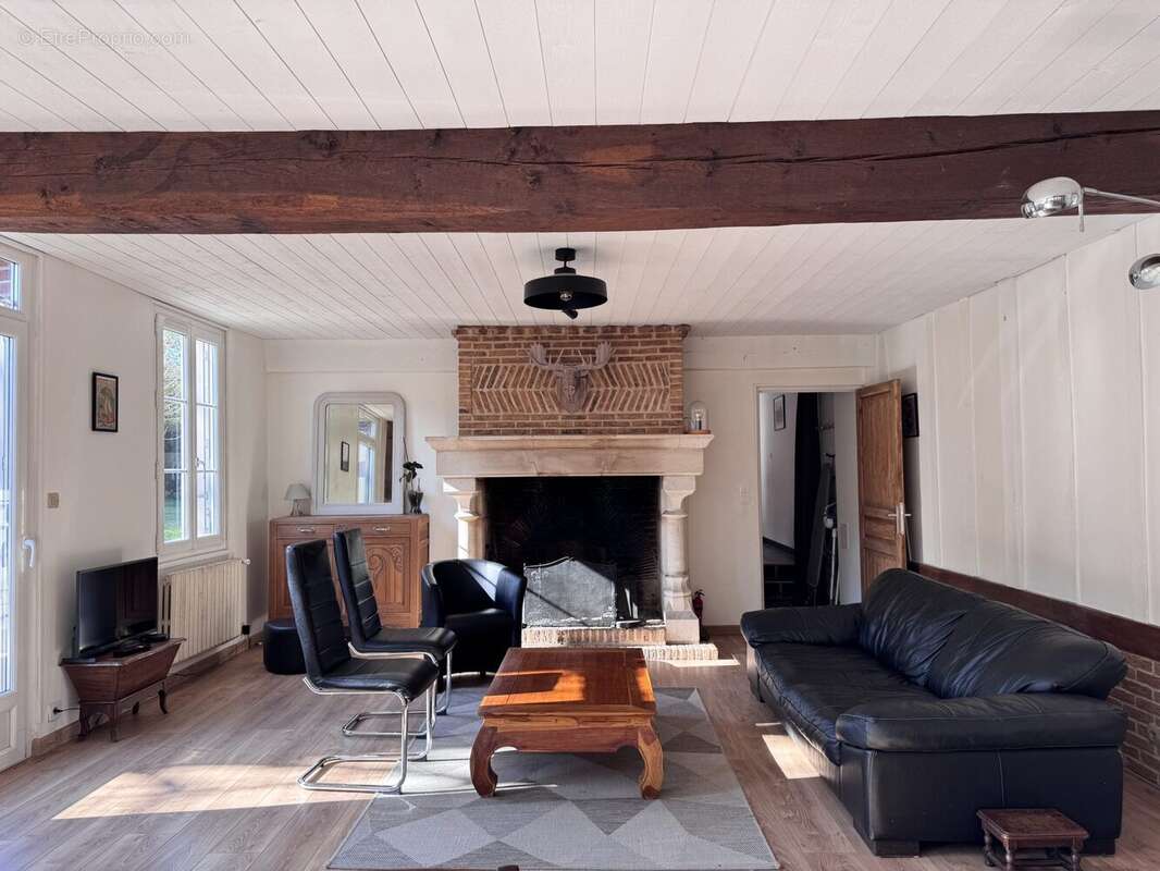 salon cozy avec cheminée à foyer ouvert - Maison à CRASVILLE