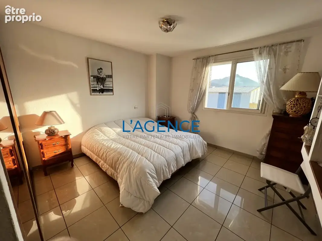 Local professionnel de 450m2 avec appartement de 150 m2 en très bon état sur 920m2 de terrain - photo 6