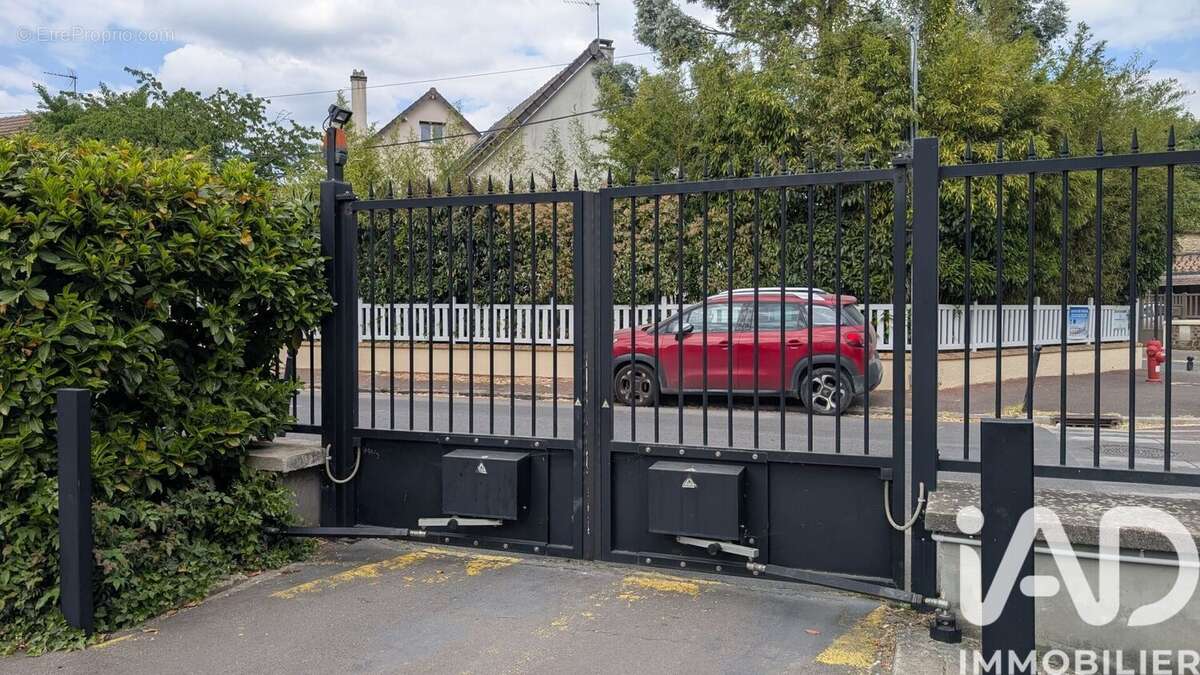 Photo 4 - Parking à SAINT-MAUR-DES-FOSSES
