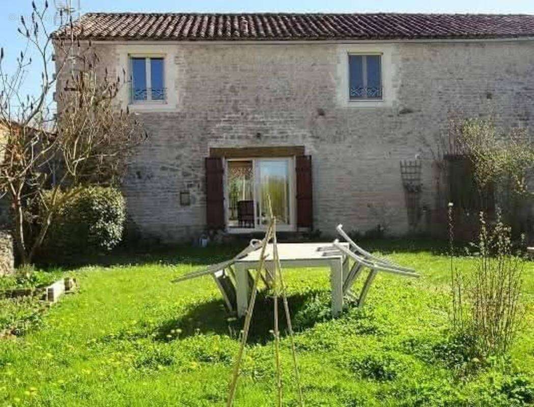 CHARENTE/AIGRE. Maison en pierre rénovée, 3 chambres(poss 4) avec jardin clos 1169 m² (gite ou chambres d'hôtes) - photo 10