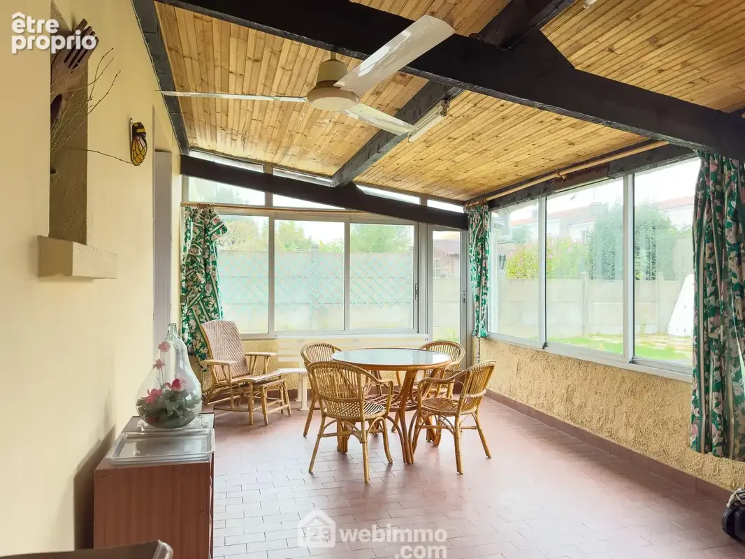 ...la véranda de 28m² non chauffée.