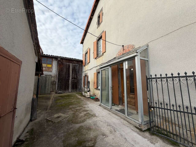 Maison à MARINGUES