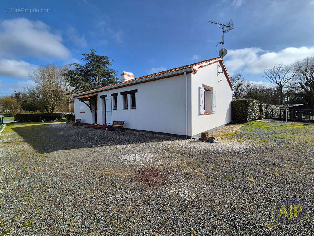Maison à COMMEQUIERS
