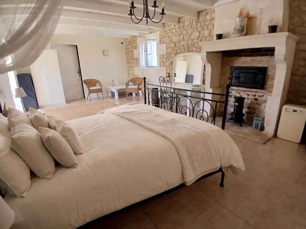 Maison à SAINT-JEAN-D'ANGELY