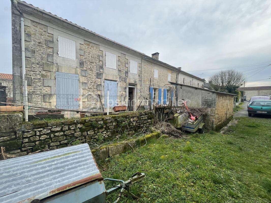  maison en pierre avec dépendance  –  potentiel – 109 000 € négociable - photo 3