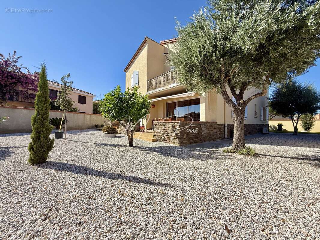 Maison 190 m² à Saint-Esteve  - photo 3