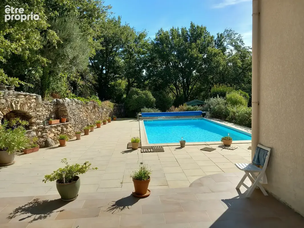 Superbe villa plain pied avec piscine sur 4000M2 arborés. - photo 8