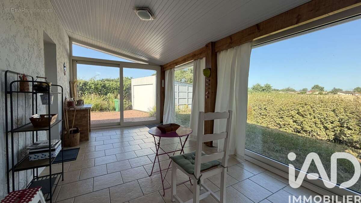 Maison 108 m² à Ambares-Et-Lagrave  - photo 2
