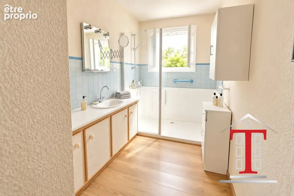 Salle de bain avec douche