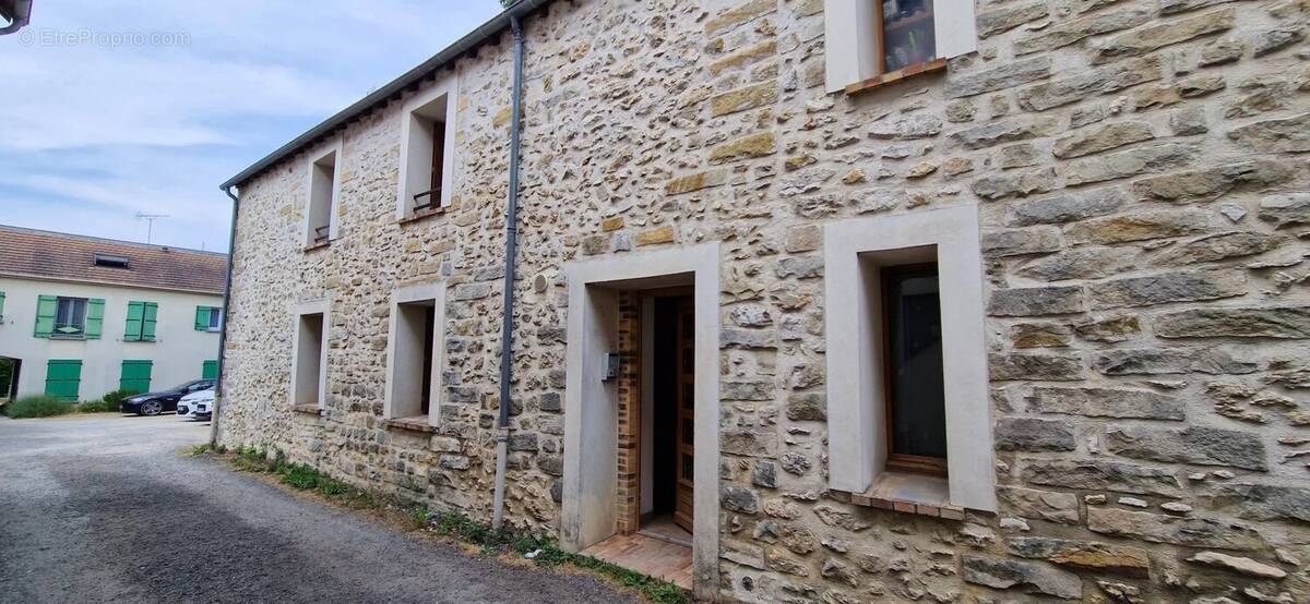 Appartement à VENEUX-LES-SABLONS