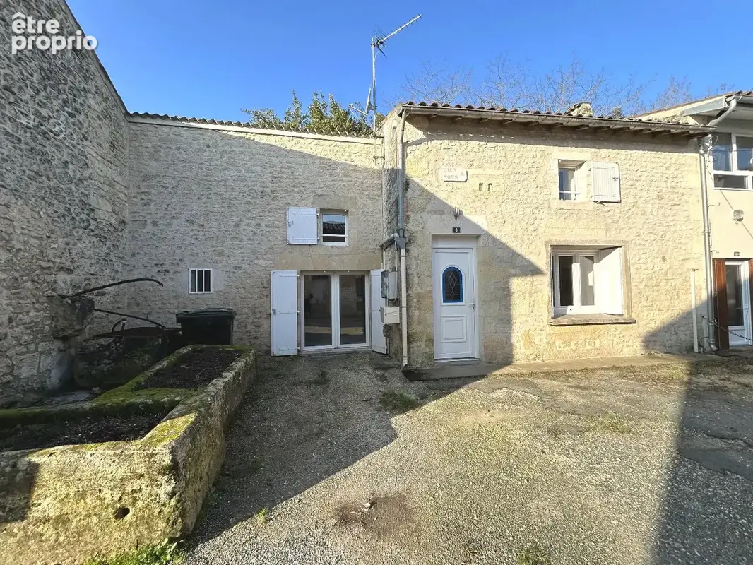 Maison de ville ancienne rénovée avec cachet et dépendance - photo 11
