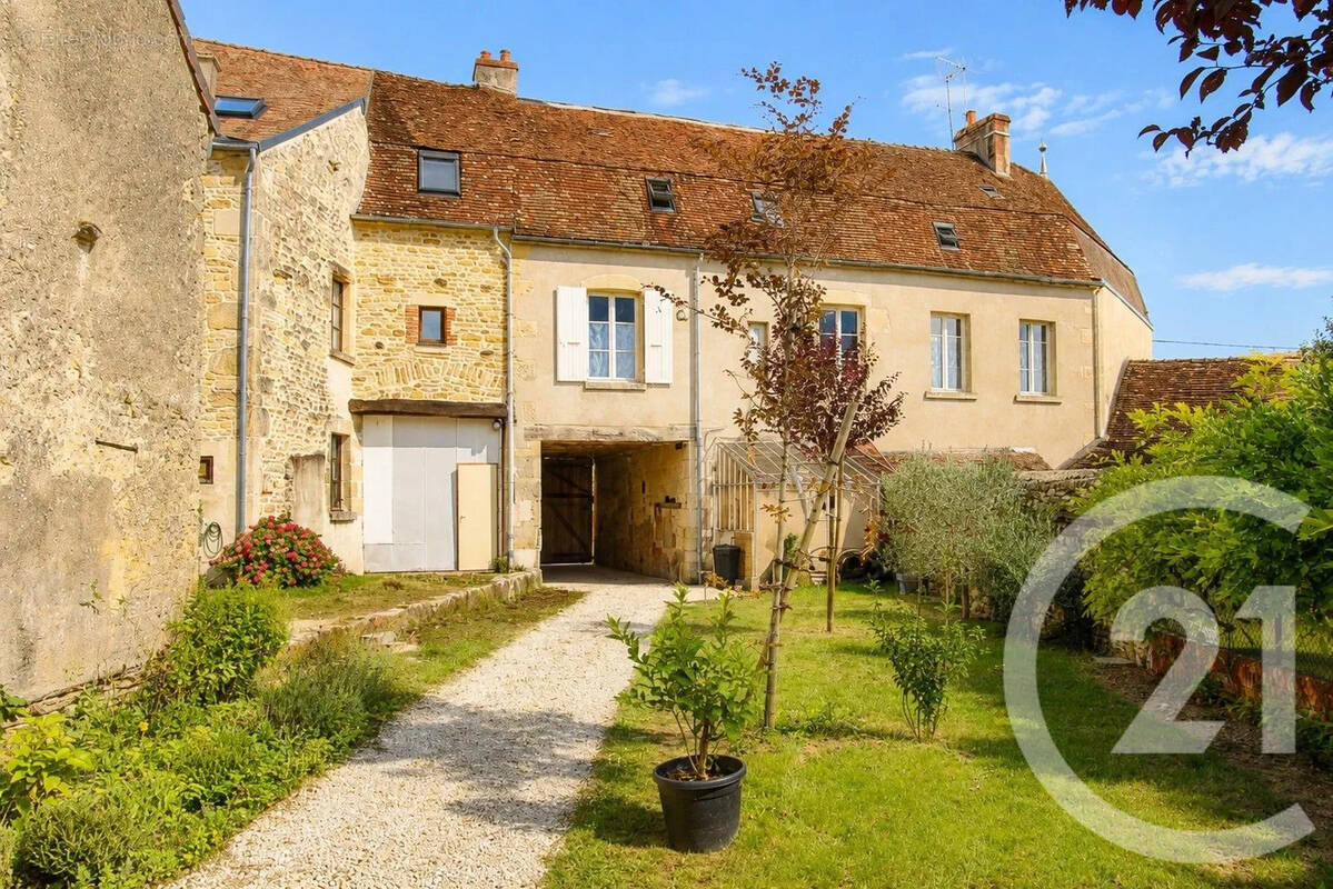 Maison à CHATEAUNEUF-VAL-DE-BARGIS