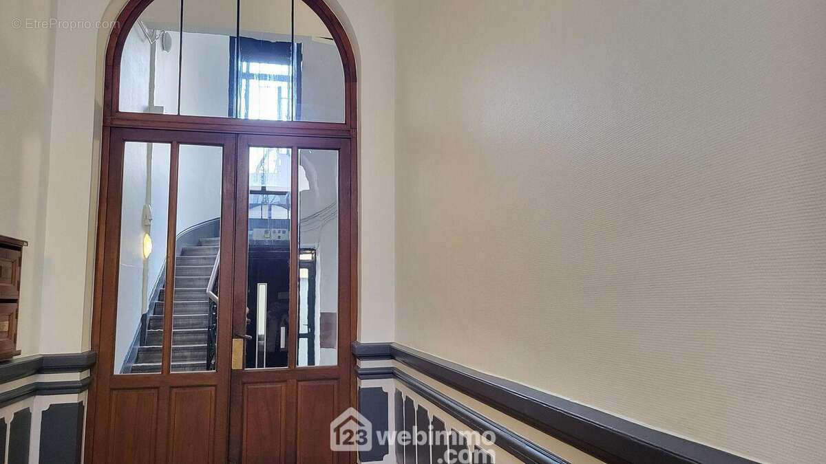 Cage d'escalier entièrement rénové en 2024 - Appartement à GRENOBLE