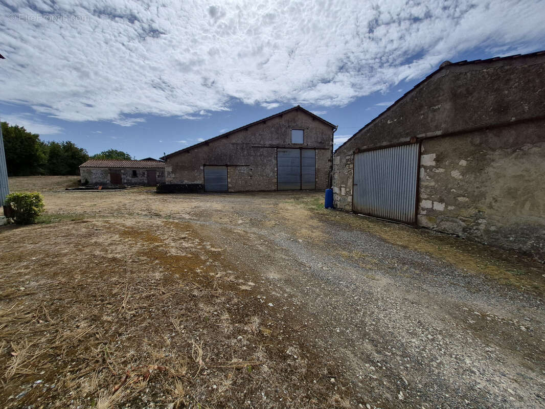 Propriété en pierre à rénover   2 009 m2 de terrain constructible   nombreuses dépendances - photo 2