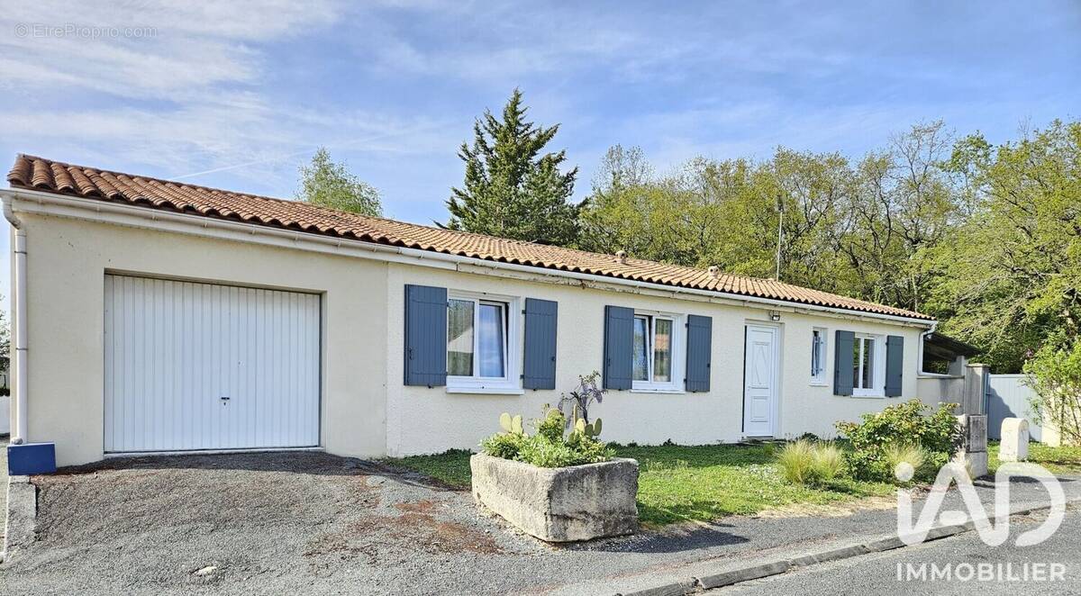Photo 1 - Maison à CHANIERS