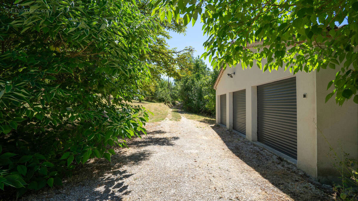 Propriété de caractère en pierre avec vue dominante, piscine et dépendance - photo 26