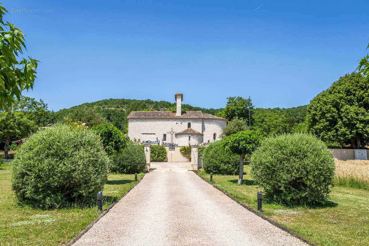 Stunning country property with guest annexes, garaging, pool and land - photo 7