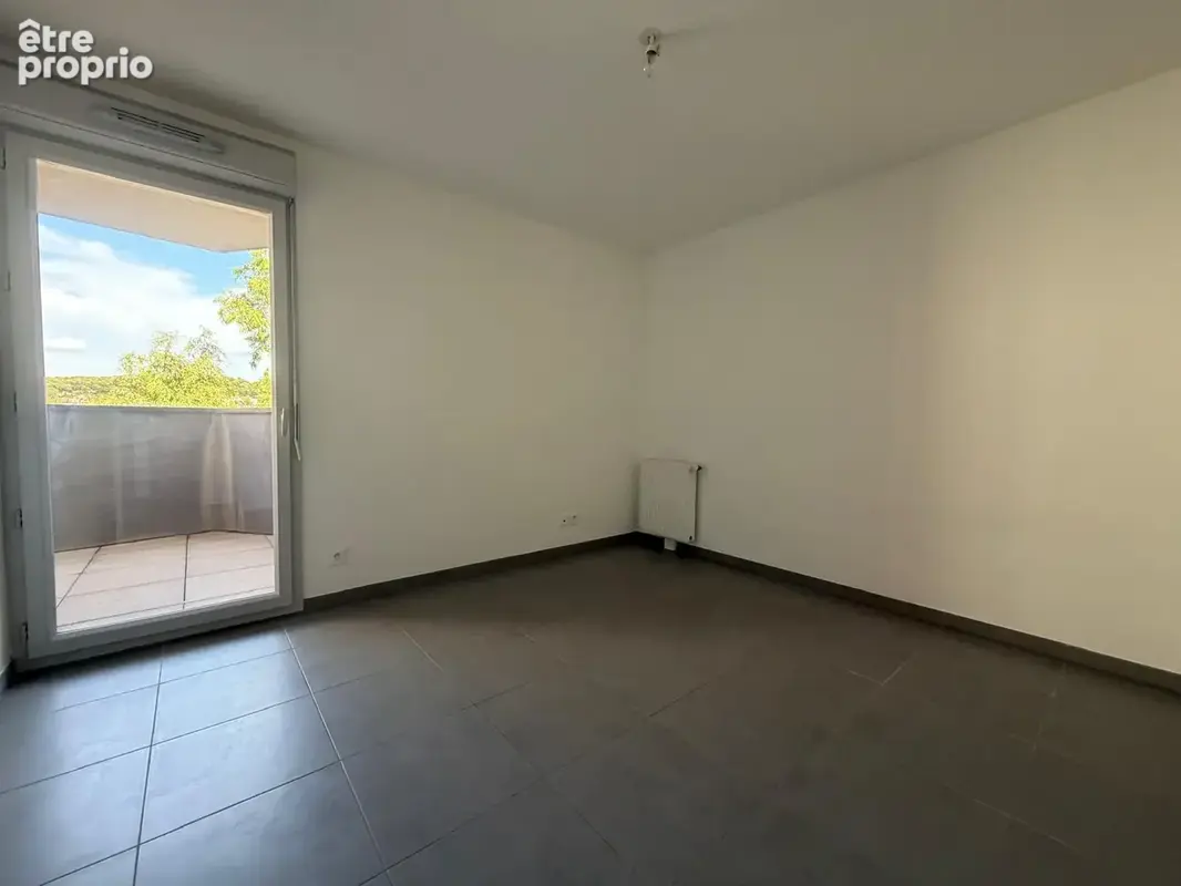 Marignane   t2 récent de 43 m2 avec terrasse et parking privatif - photo 4