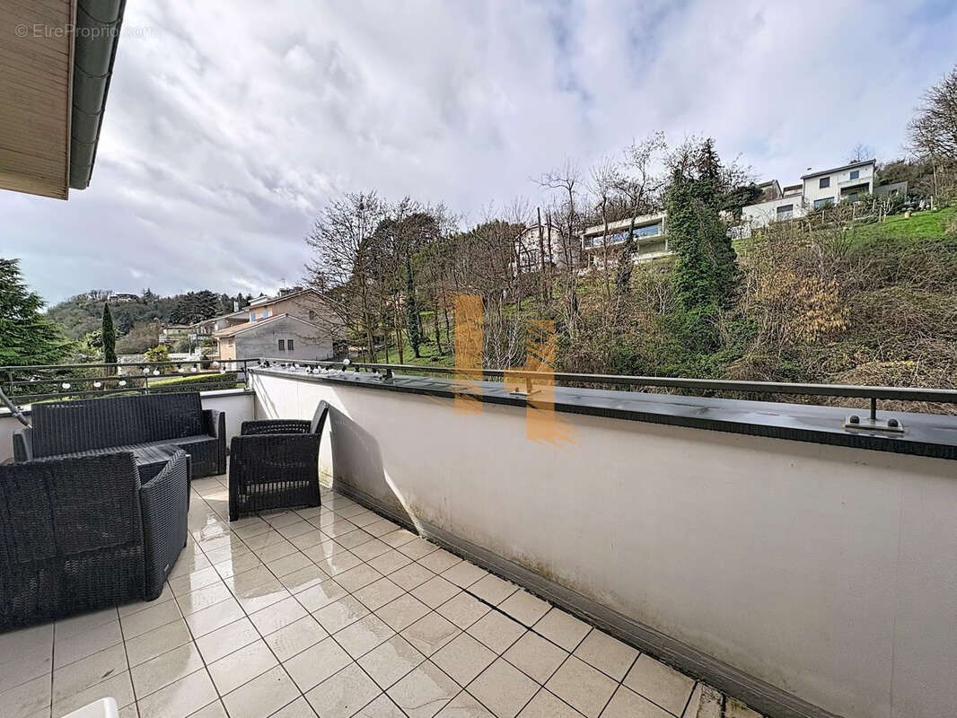 Appartement à NEYRON