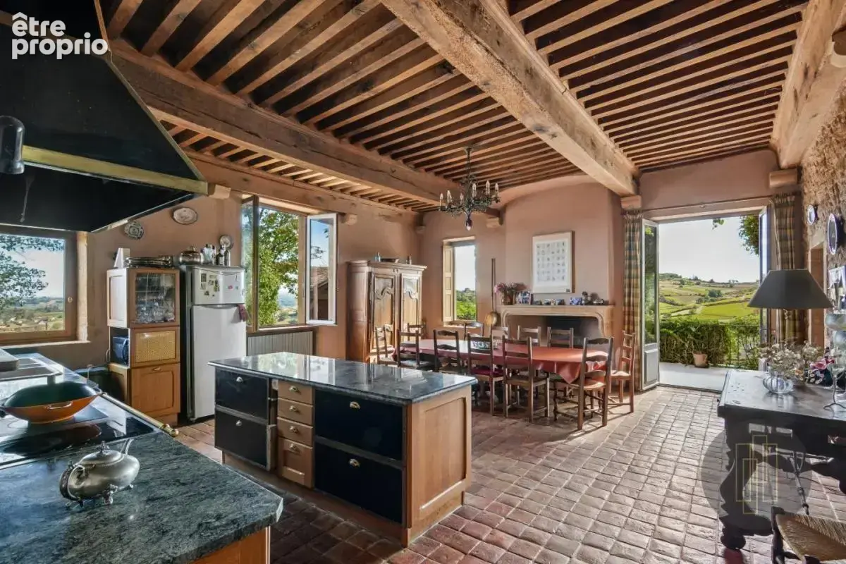 PIERRES DORÉES  Demeure de caractère du XVIIe siècle – 362 m² habitables, piscine et vue sur les vignes du Beaujolais - photo 2