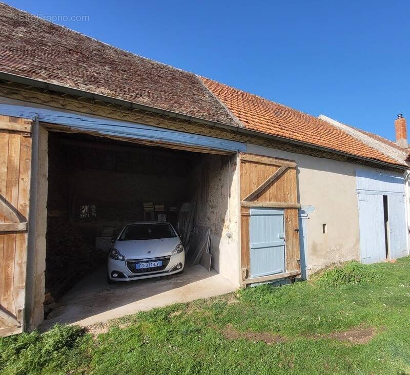 Maison à SAINT-QUINTIN-SUR-SIOULE