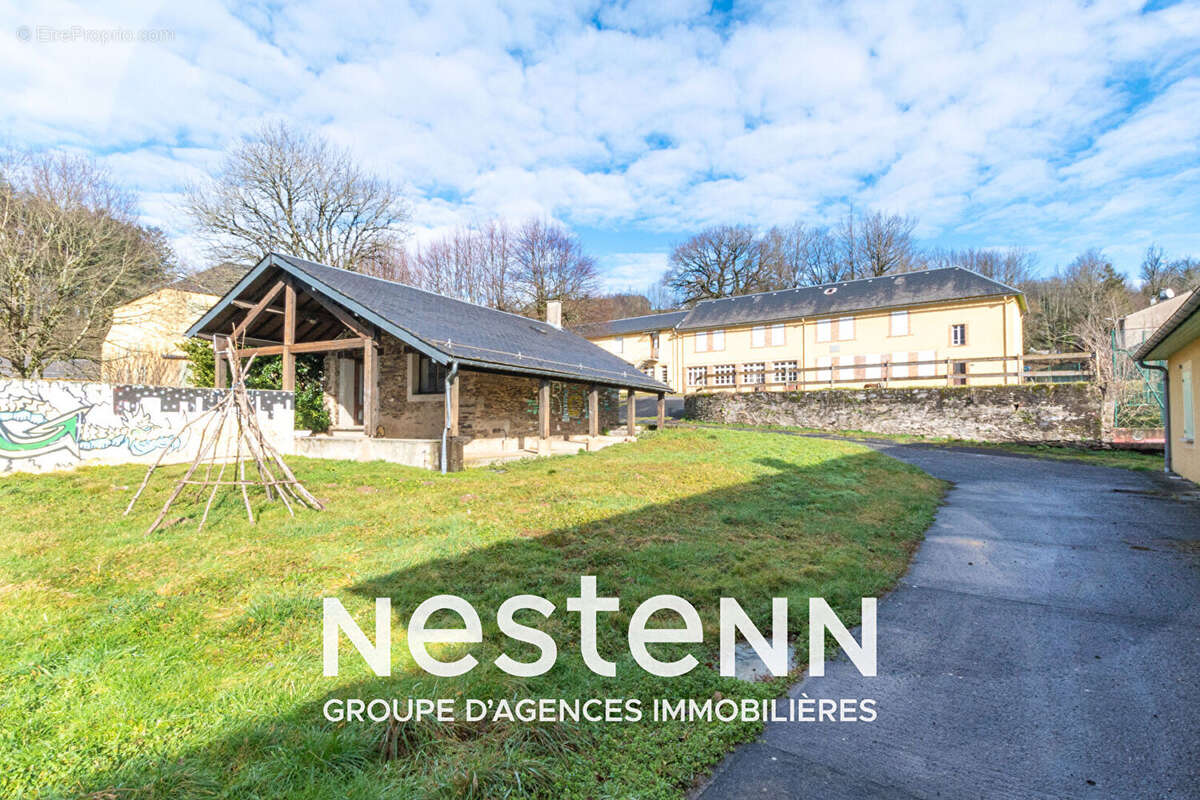 Ensemble immobilier de 8 bâtiments dont 2 maisons, 2300 m2 de surface utile sur 3 hectatres - photo 9