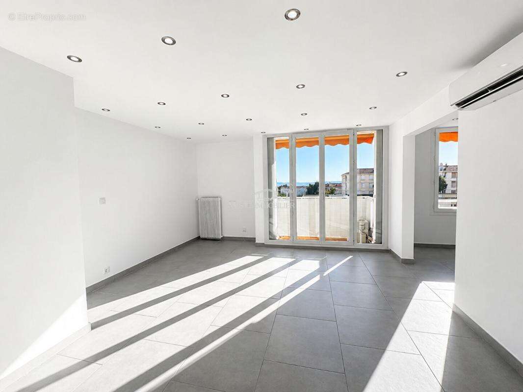 VITROLLES ? Secteur recherché du Rocher ? Appartement T4 rénové avec vue dégagée - photo 2