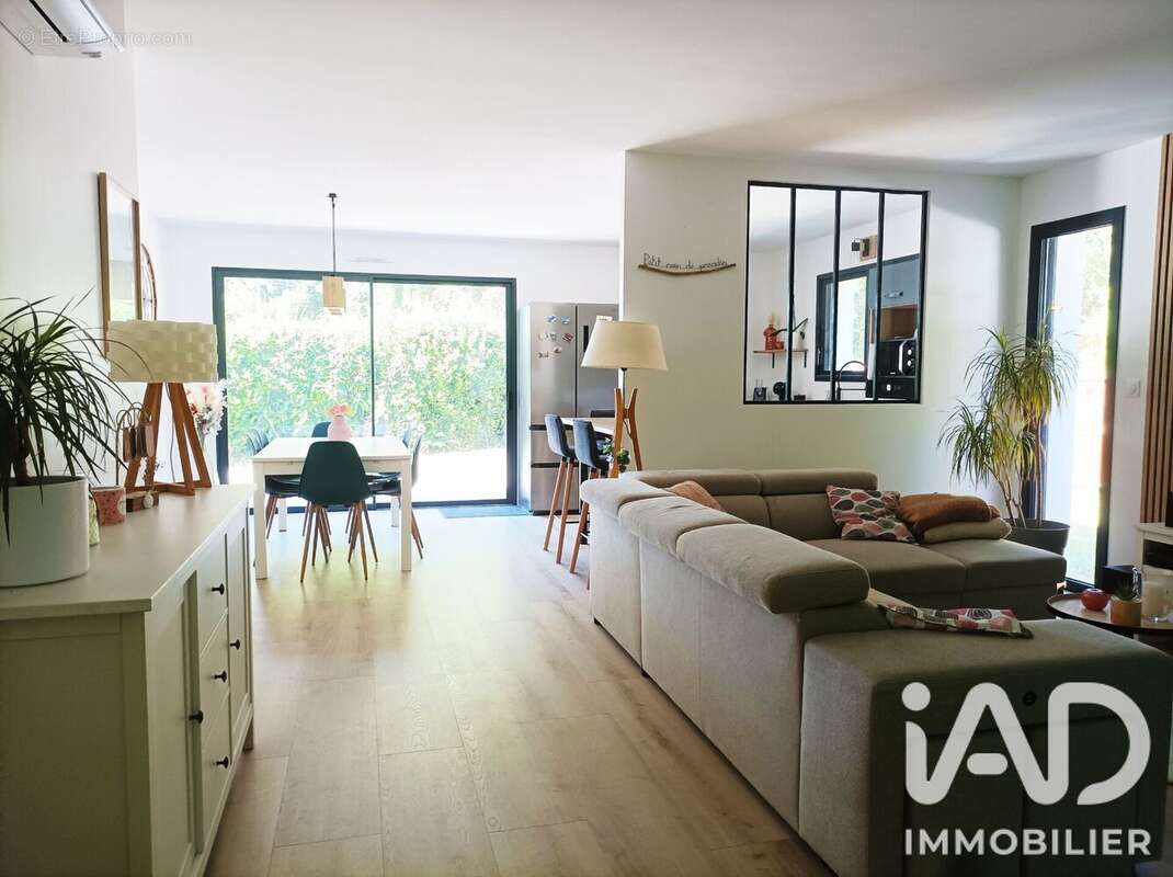 Maison 91 m² à Corme-Royal  - photo 3