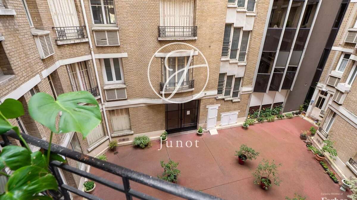 Appartement à PARIS-16E