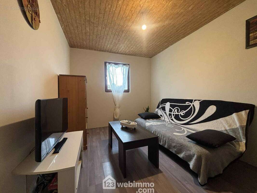 Accessibles depuis l&#039;entrée, une 1ère chambre de 10 m2, - Maison à THURE