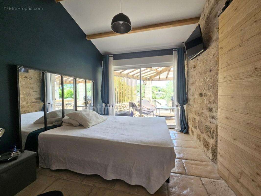Maison en pierre atypique de 122 m² 3 chambres et 1 bureau – Coup de cœur assuré à MAGNAC SUR TOUVRE (16) - photo 3