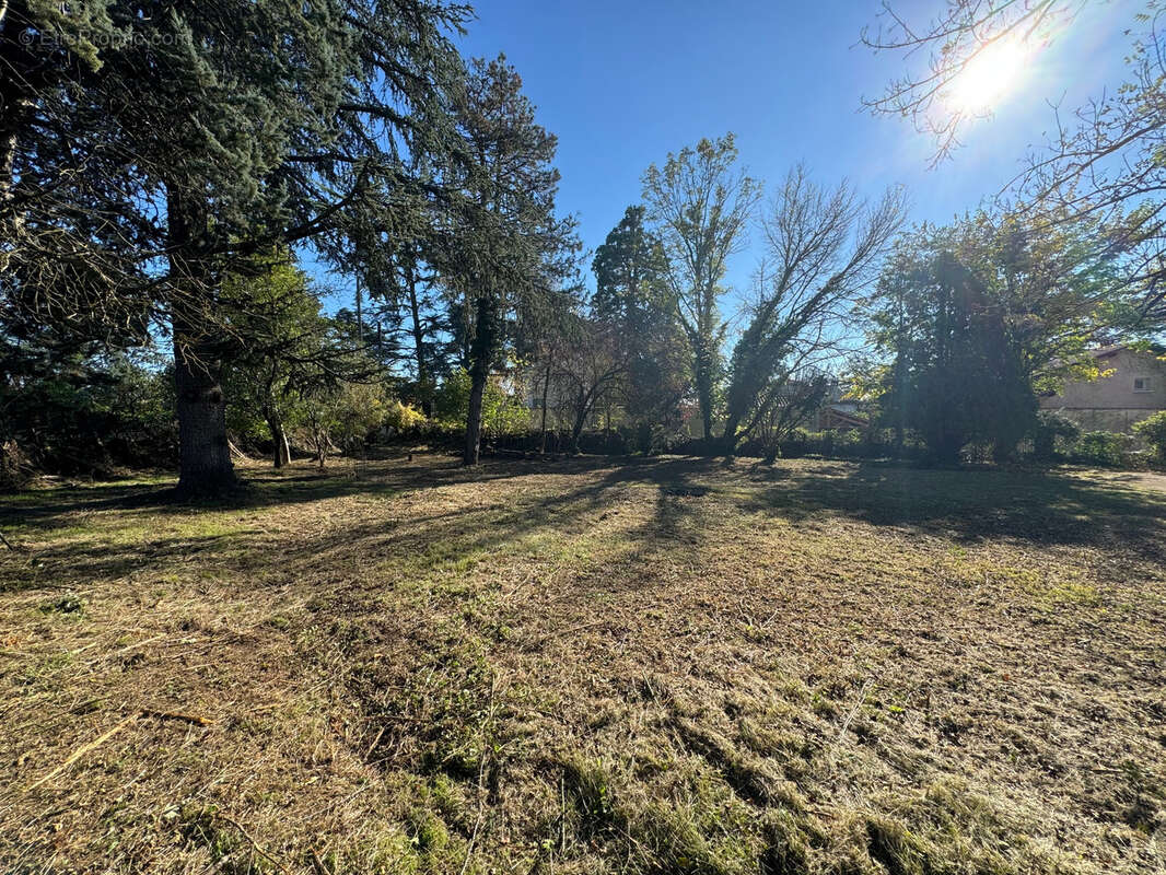 Terrain à CHARBONNIERES-LES-BAINS