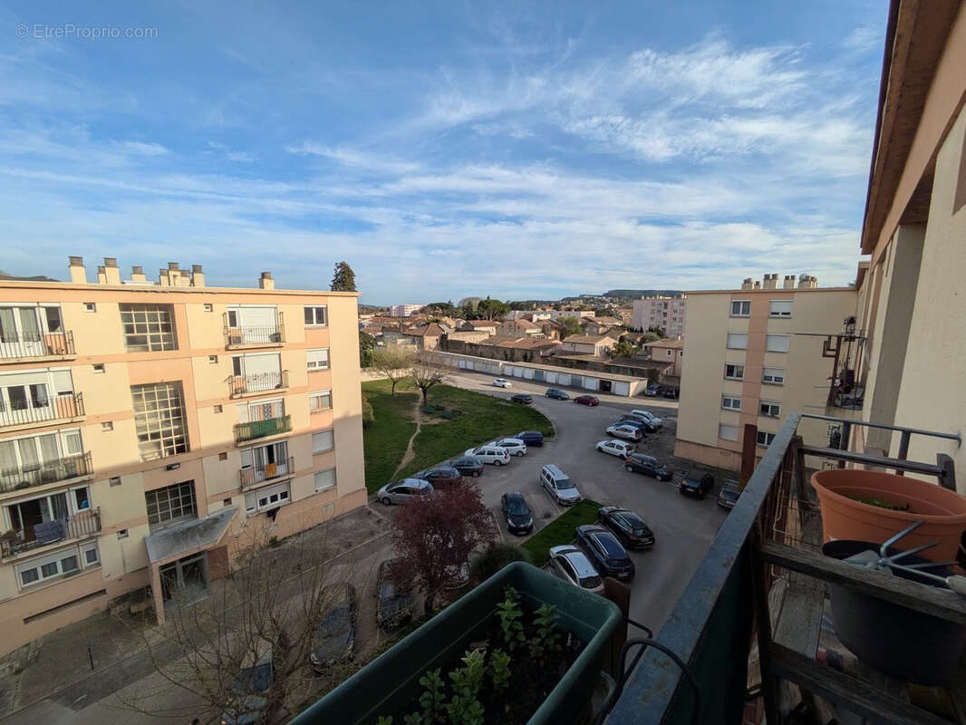 Appartement à BAGNOLS-SUR-CEZE