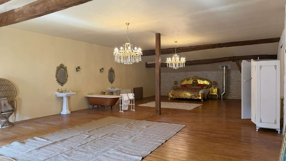 Magnifique propriété de caractère au coeur du village histori - photo 11