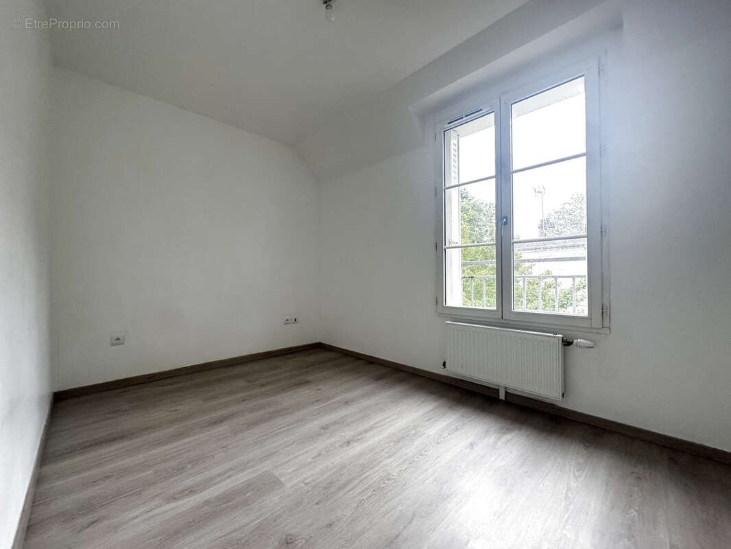 La chapelle en serval , appartement de 3 pièces avec grande terrasse, cave et 2 places de parking en sous sol. - photo 5