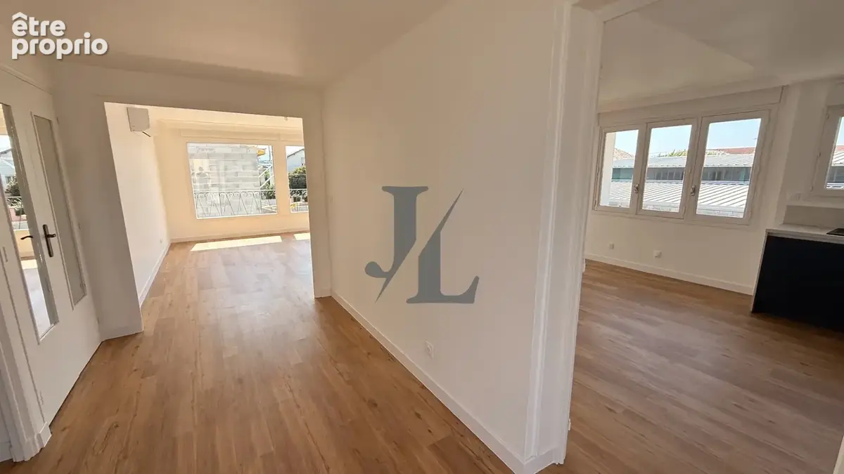 EXCLUSIVITÉ   Appartement de 98 m2 entièrement rénové avec terrasse, cave et stationnements - photo 4