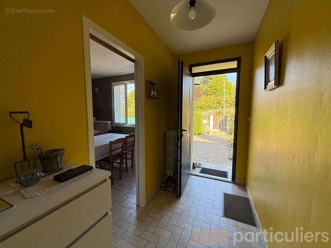 SANS TRAVAUX Pavillon à Saint-Amand Montrond avec vie de plain-pied - photo 3