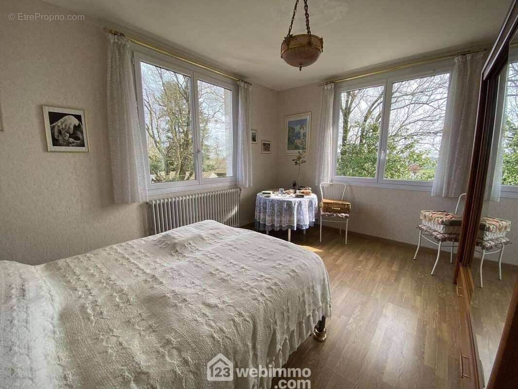 Une chambre avec salle de bain