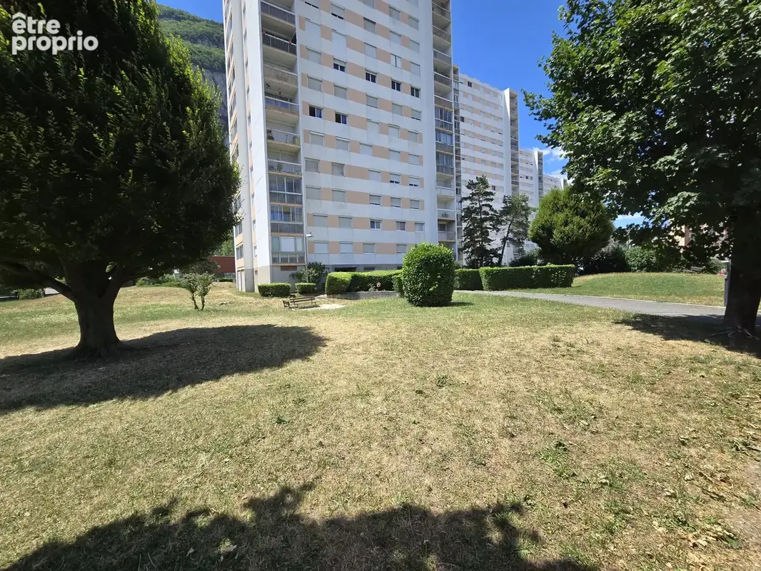 SASSENAGE -  Appartement T5 avec balcon et Vue - photo 2