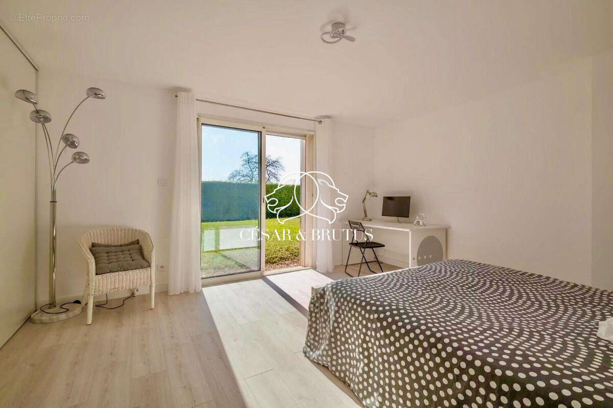 Maison 300 m² à Neyron  - photo 7