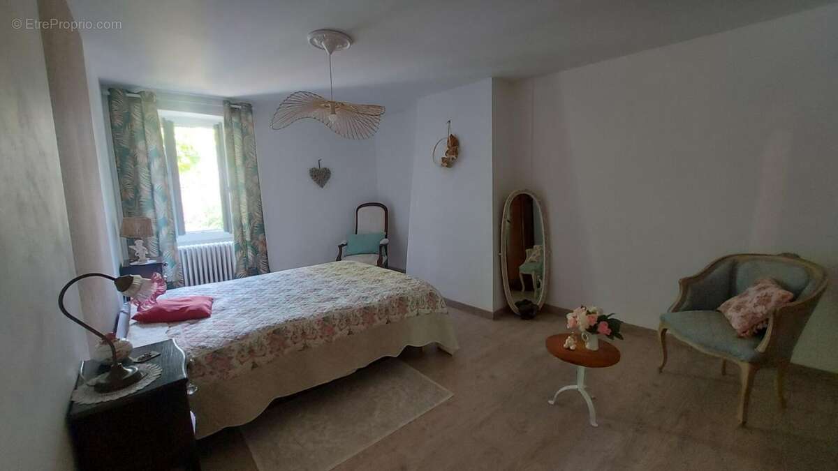 Rare ...Charmante Maison pierre Saint-Estèphe 5 pièce(s) 109 m2 excellent état - photo 5