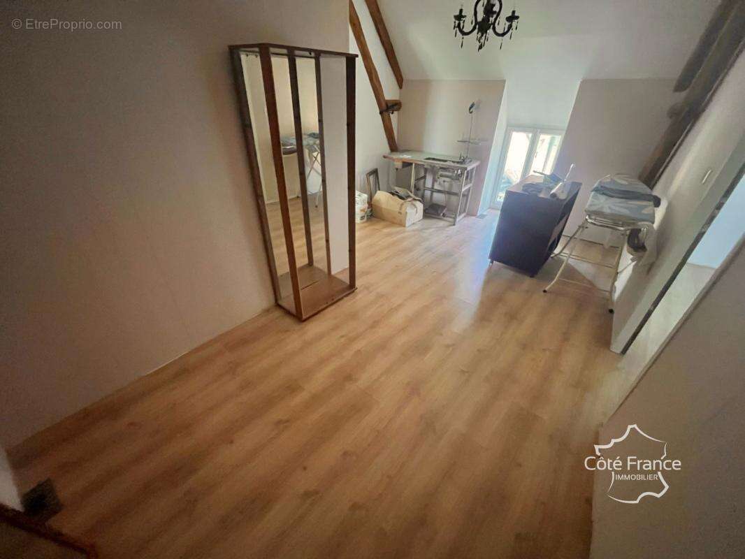 Maison à CHATEL-CENSOIR