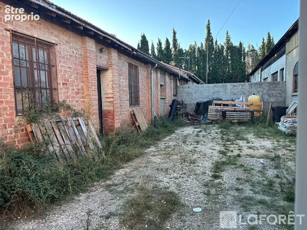 Entrepôt de 62 m² avec grande cour extérieure - photo 1