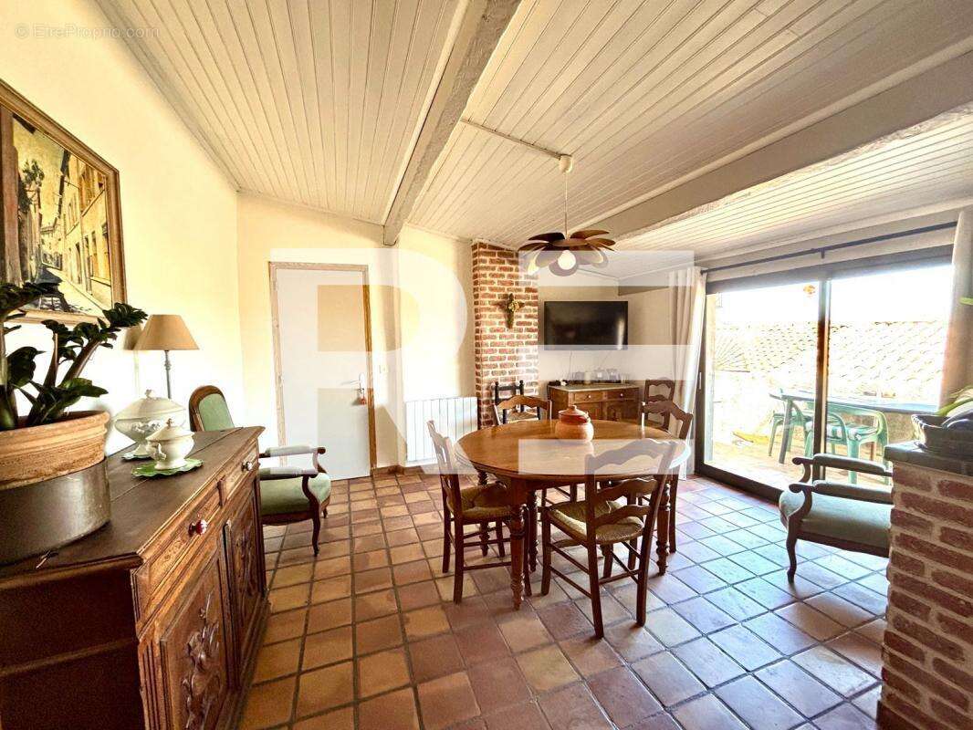 Commerce à SAINTES-MARIES-DE-LA-MER