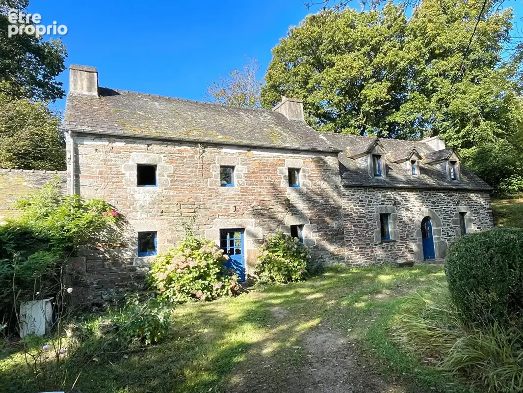 FINISTÈRE: Proche Huelgoat. Maison de caractère de 5/6 chambres avec terrain de 6 900 m². - photo 2