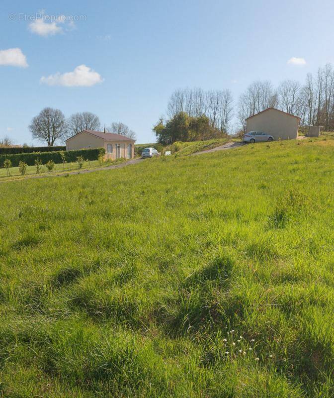 Terrain à LA CHAPELLE-AUBAREIL