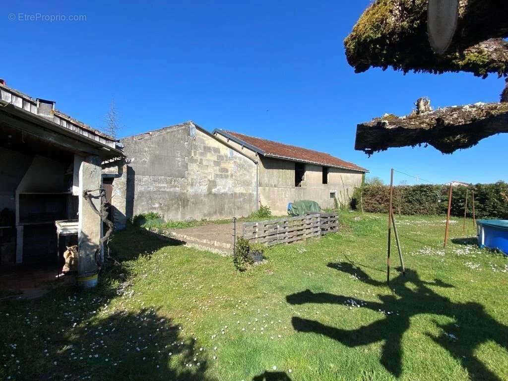 Maison à SAINT-CHRISTOLY-DE-BLAYE