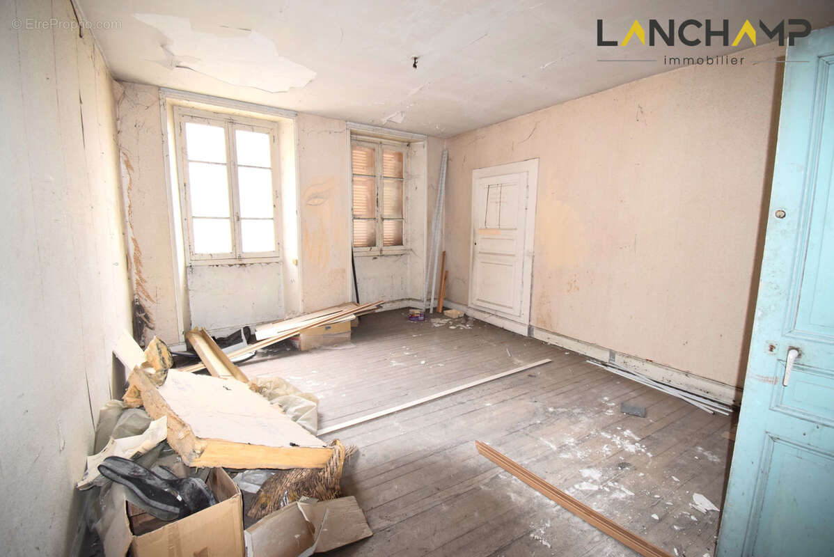 Immeuble transformé en bureaux centre ville Culoz - photo 6
