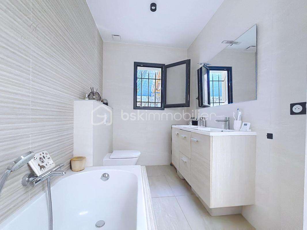 Maison 4 pieces de 101 m² avec piscine / montauroux - photo 11